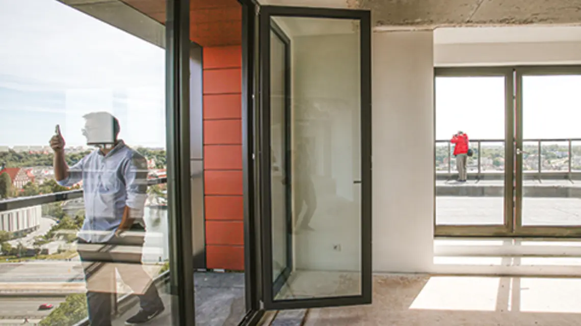 Potencjalni kupcy oglądają mieszkanie na 15 piętrze apartamentowca Nordic Haven w Bydgoszczy, 2017 r., fot. Jaap Arriens/NurPhoto/Getty Images