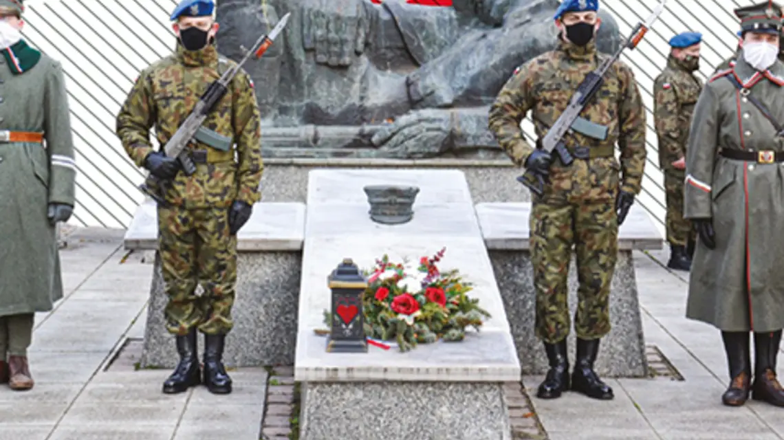 Współcześnie grób-symbol zamienił się w swoisty panteon powstańczej sławy. Od 1986 r. pojawił się na skwerze dodatkowy pomnik, potem kamień memorialny, kolejne elementy rzeźbiarskie fot. Adam Gajewski