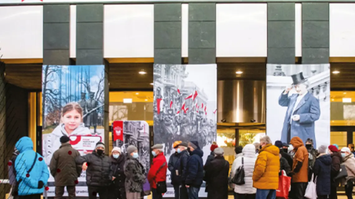 Mieszkańcy Poznania czekają w kolejce po odbiór powstańczych flag, rozdawanych 16 grudnia przez Urząd Marszałkowski, fot. Łukasz Gdak/East News