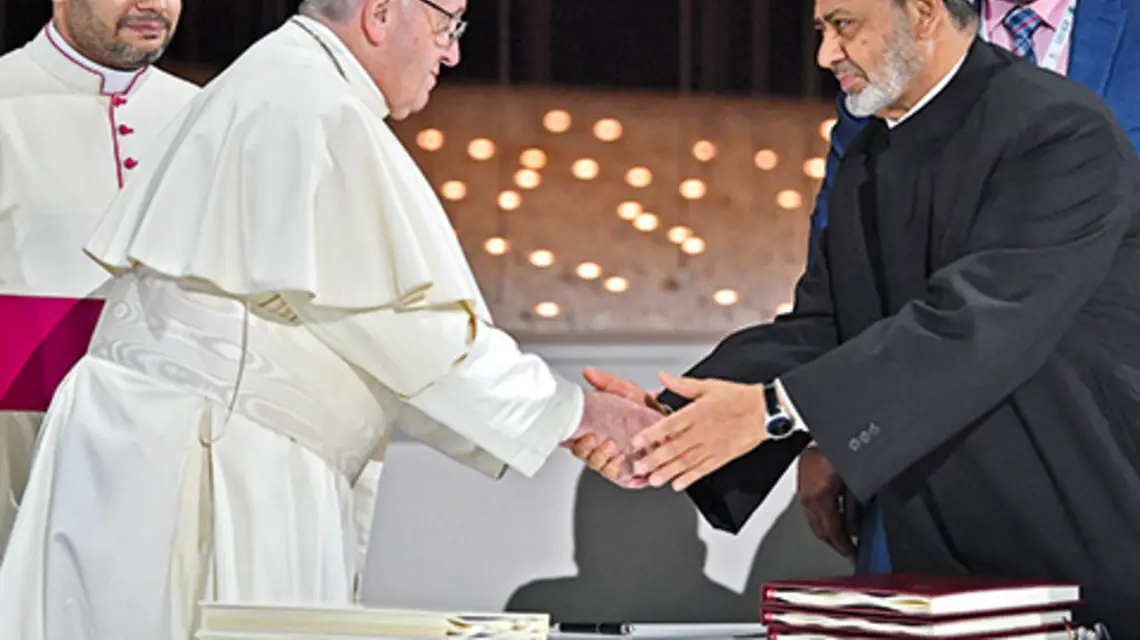 Papież Franciszek i Wielki Imam Szejk Ahmed al-Tayeb witają się po podpisaniu dokumentów podczas spotkania międzyreligijnego w Abu Zabi 4 lutego 2019 r. , fot. Vincenzo PINTO/AFP/East News