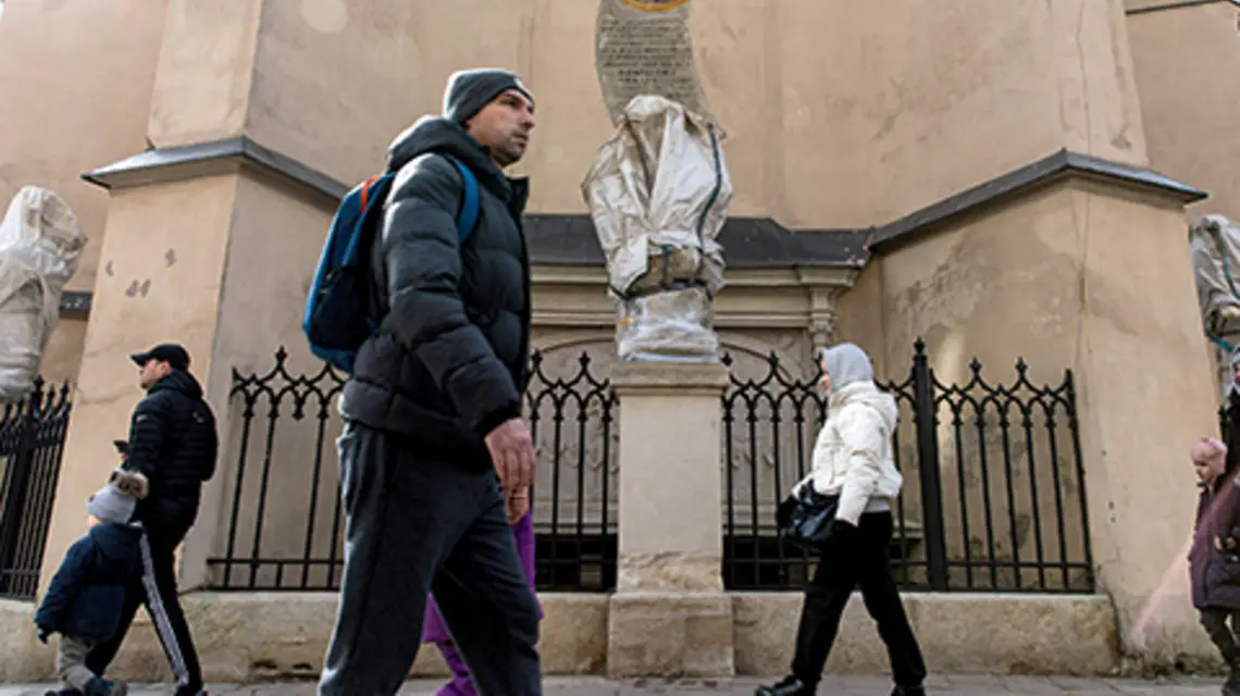 Rzeźby pokrywa się folią po to, aby chronić je przed zniszczeniem podczas rosyjskich nalotów. Centrum Lwowa, 12 marca 2022 r. fot. Alex Chan Tsz Yuk/SOPA Images/Shutterstock 