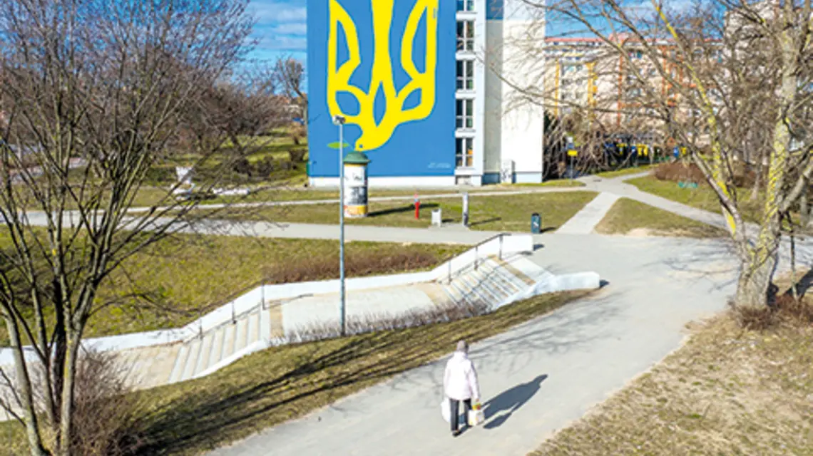 Mural przedstawiający gołębia pokoju w narodowych barwach Ukrainy na szczytowej ścianie budynku wielorodzinnego przy ulicy Chłopskiej w Gdańsku, fot. Przemek Swiderski/REPORTER/East News