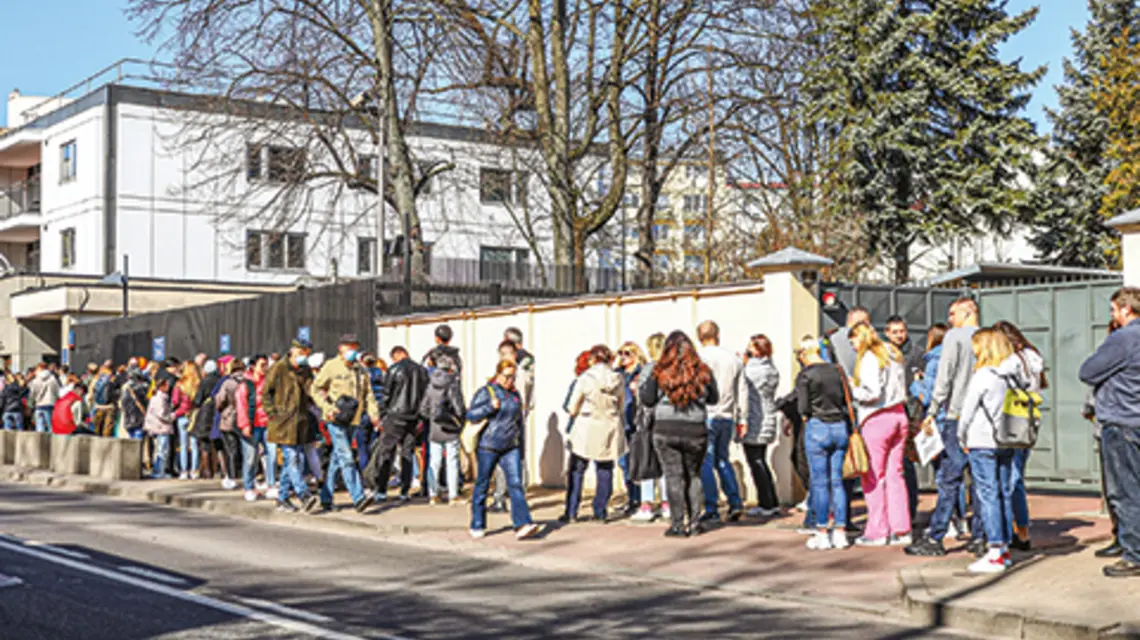Uchodźcy z Ukrainy w kolejce po wizy do Stanów Zjednoczonych, wydawane w ambasadzie USA w Warszawie, 25.03.2022 r. fot. Adam Burakowski/REPORTER