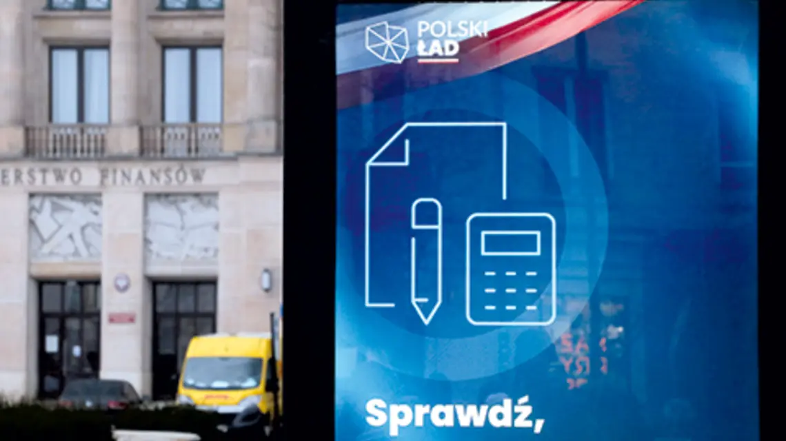 Plakat promujący Polski Ład przed siedzibą Ministerstwa Finansów w styczniu 2022 r. Dzisiaj rządzący jak ognia unikają wymieniania nazwy swojego flagowego programu, fot. Jakub Kaminski/East News