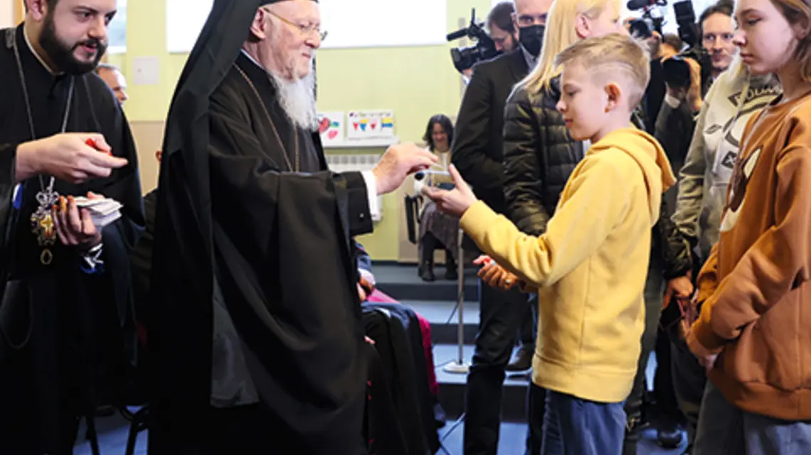 Prawosławny patriarcha Konstantynopola Bartłomiej I podczas spotkania z uchodźcami z Ukrainy, którzy przebywają na kampusie Uniwersytetu Kardynała Stefana Wyszyńskiego 29 marca 2022 r. fot. East News