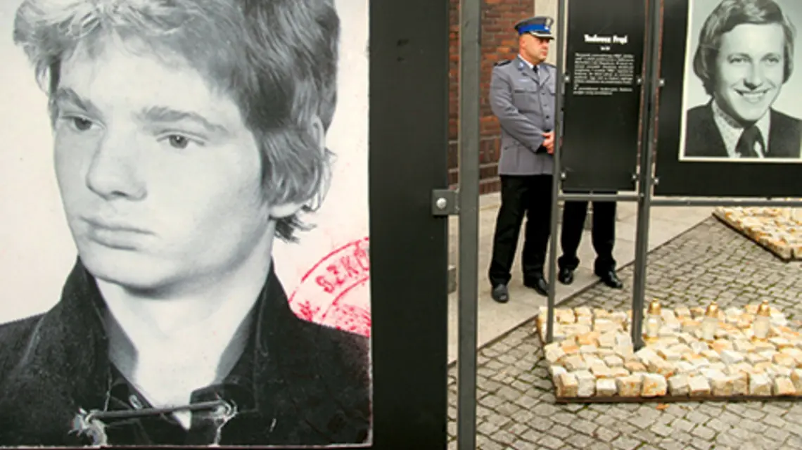 Zdjęcie legitymacyjne Piotra Majchrzaka na wystawie poświęconej ofiarom stanu wojennego w Katowicach w 2007 r. fot. Adrian Slazok/REPORTER