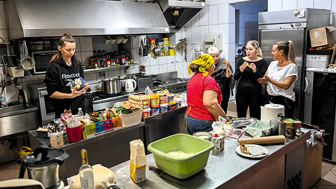 Kuchnia hotelu w Jerzmanowicach. Uciekające przed wojną Ukrainki często znajdują zatrudnienie w gastronomii fot. Omar Marques/Getty Images
