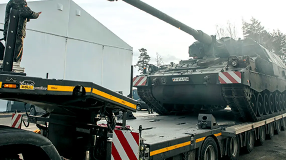 Niemieckie czołgi w drodze na wschód, ale nie na Ukrainę, lecz na Litwę - w ramach wzmocnienia wschodniej flanki NATO po tym, jak 24 lutego Rosjanie zaatakowali Ukraińców fot. Rex Features/East News