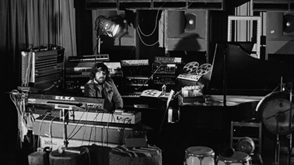Grecki kompozytor muzyki elektronicznej, Vangelis, otoczony sprzętem muzycznym, 28 stycznia 1976 r. fot. Michael Putland/Getty Images
