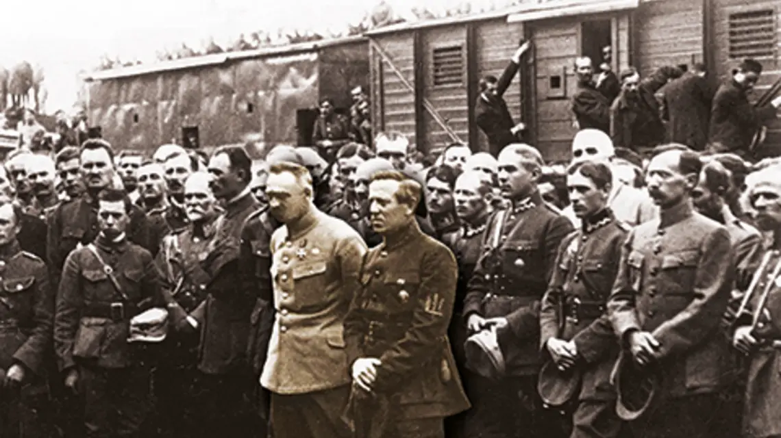 Na zdjęciu: Józef Piłsudski i Symon Petlura, polscy i ukraińscy oficerowie, Stanisławów, 1920 r. fot. Wikipedia