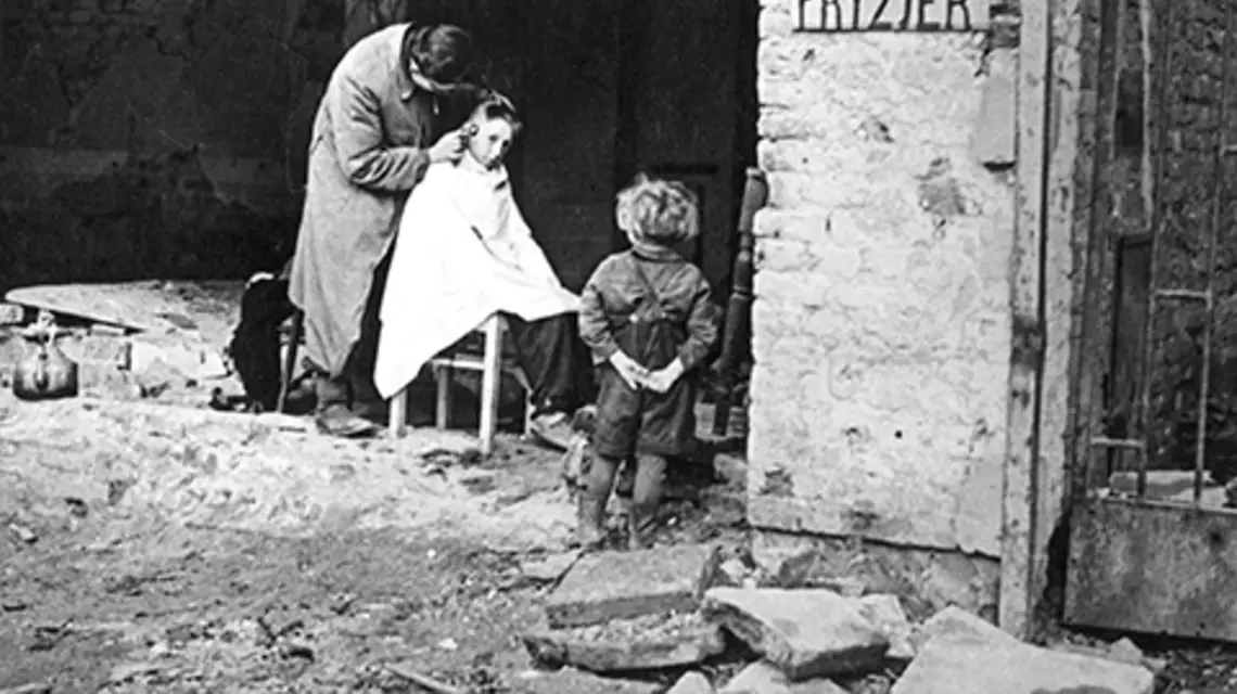 Uliczny fryzjer na ul. Marszałkowskiej, 1945 r. Białoszewski wrócił do Warszawy w lutym tamtego roku i jako dziennikarz opisywał budzące się w mieście życie, fot. Wacław Żdżarski/NAC