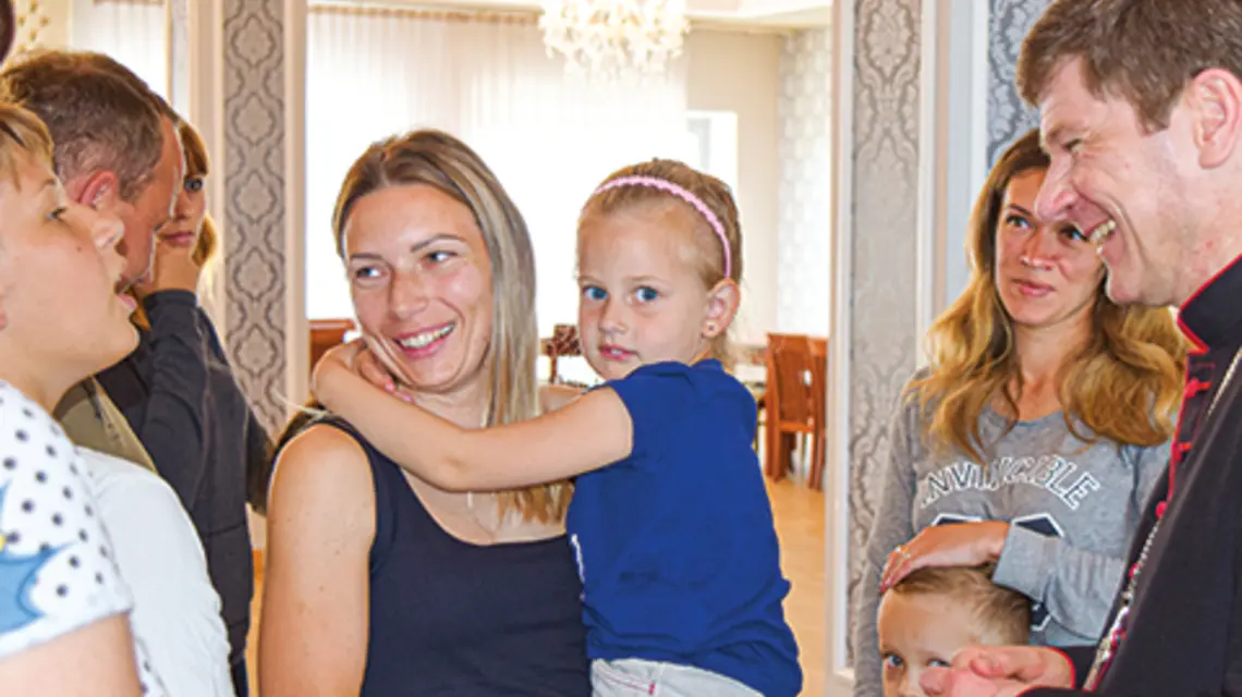 Ukraińców, którzy znaleźli schronienie w hotelu w Lipnie, kilka tygodni temu odwiedził biskup diecezji kijowsko-żytomierskiej Witalij Krywicki fot. Karolina Sternal