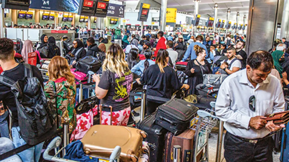 Tłok i kolejki spowodowane niedoborem personelu i strajkami personeli linii lotniczych na lotnisku Heathrow w Londynie, 5.07.2022 r. fot. Marcin Nowak/REPORTER