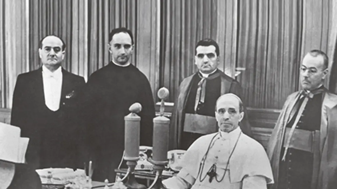 Pius XII apeluje o pokój za pośrednictwem Radia Watykańskiego, listopad 1940 r. fot. EAST NEWS