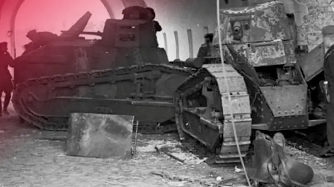 Polskie czołgi w bramie cytadeli twierdzy brzeskiej. Nasi żołnierze bronili się od 14 września przed Niemcami, a od 22 września także przed Sowietami fot. WIKIMEDIA