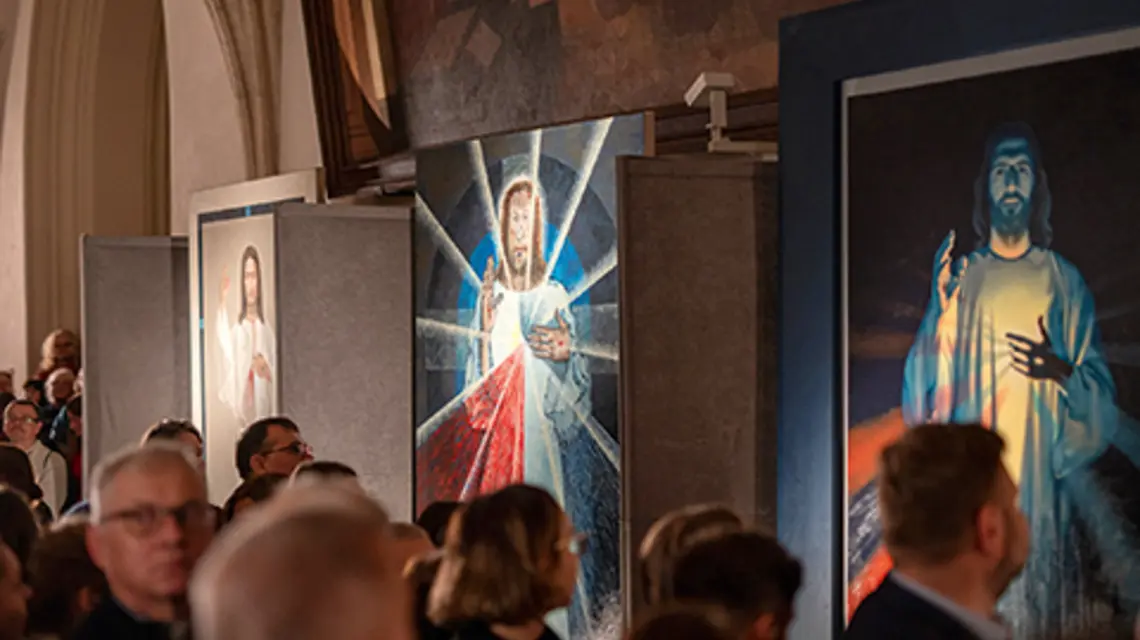 Wernisaż wystawy współczesnych przedstawień Jezusa Miłosiernego. Obrazy można obejrzeć w krużgankach klasztoru ojców dominikanów w Krakowie do 6 stycznia 2023 r. fot. Wojciech Latawiec/FŚM
