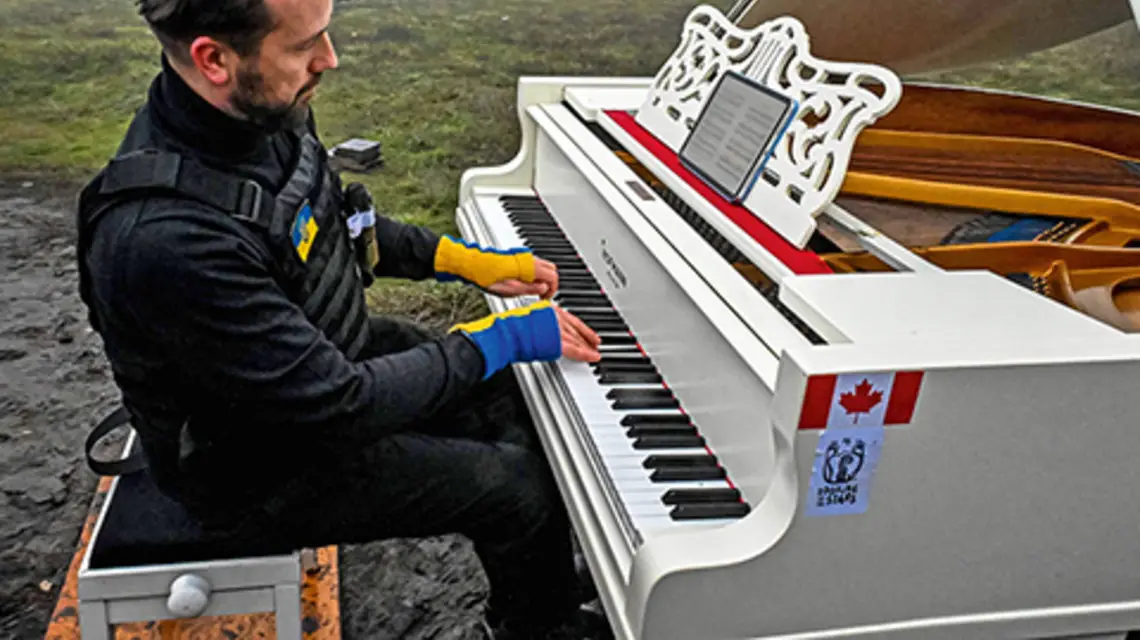 Litewski pianista Darius Majintas gra muzykę ukraińskiego kompozytora Walentina Sylwestrowa na górze Kremianec w Izium, podczas rosyjskiej inwazji; Fot. SERGEY BOBOK / AFP / East News