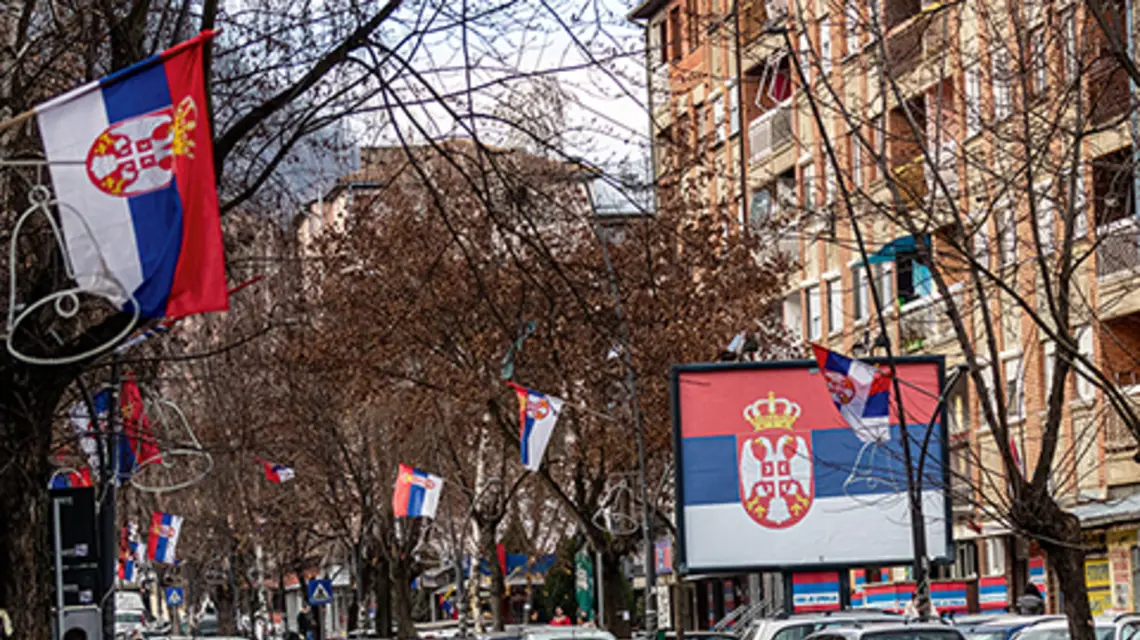 Serbskie flagi w Mitrowicy – mieście podzielonym między Serbów a Albańczyków, 29 grudnia 2022 r. | fot. Vudi Xhymshiti/Anadolu Agency via Getty Images