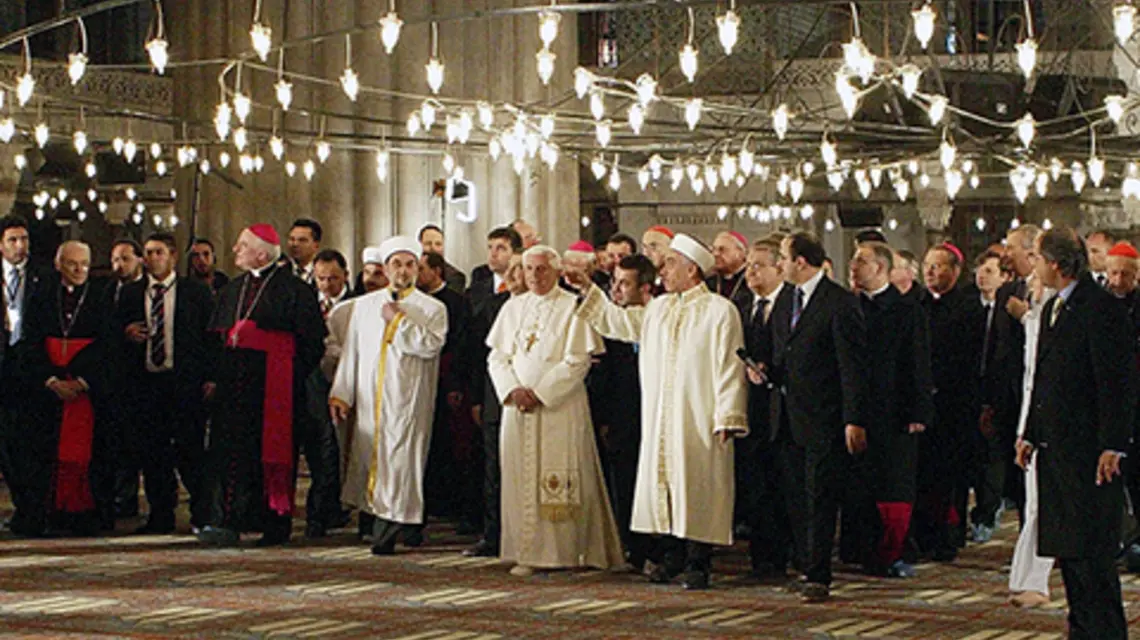 Papież w Błękitnym Meczecie w Stambule podczas swojej pielgrzymki do Turcji w listopadzie 2006 r. fot. Vatican Pool/Getty Images