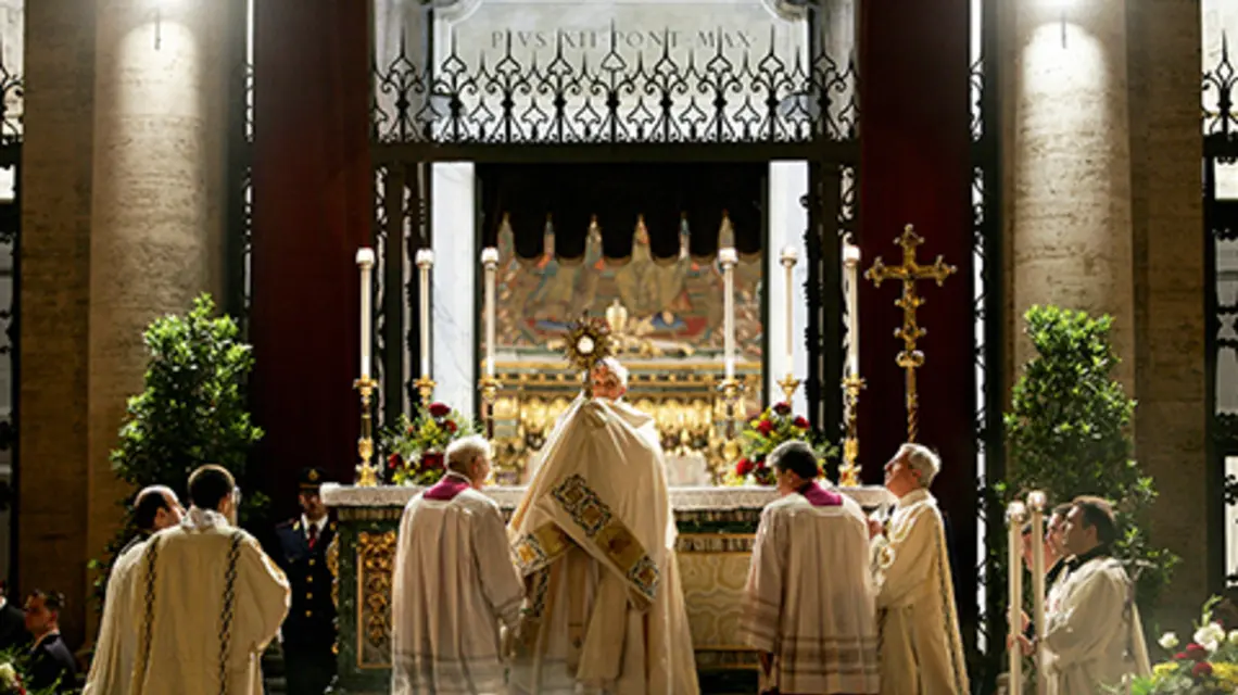 Papież Benedykt XVI w trakcie Mszy w bazylice św. Jana na Lateranie. Rzym, 26 maja 2005 r. fot Gianni GIANSANTI/Gamma-Rapho/Getty Images