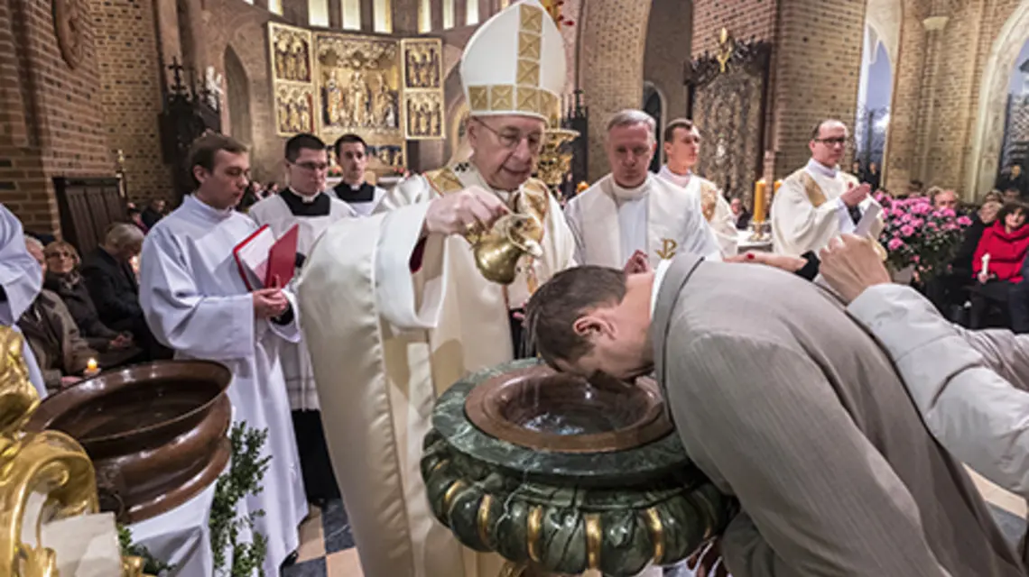 Udzielenie sakramentów wtajemniczenia chrześcijańskiego dorosłym podczas Mszy Wigilii Paschalnej, Poznań, 15 kwietnia 2017 r. fot. Robert Woźniak/East News