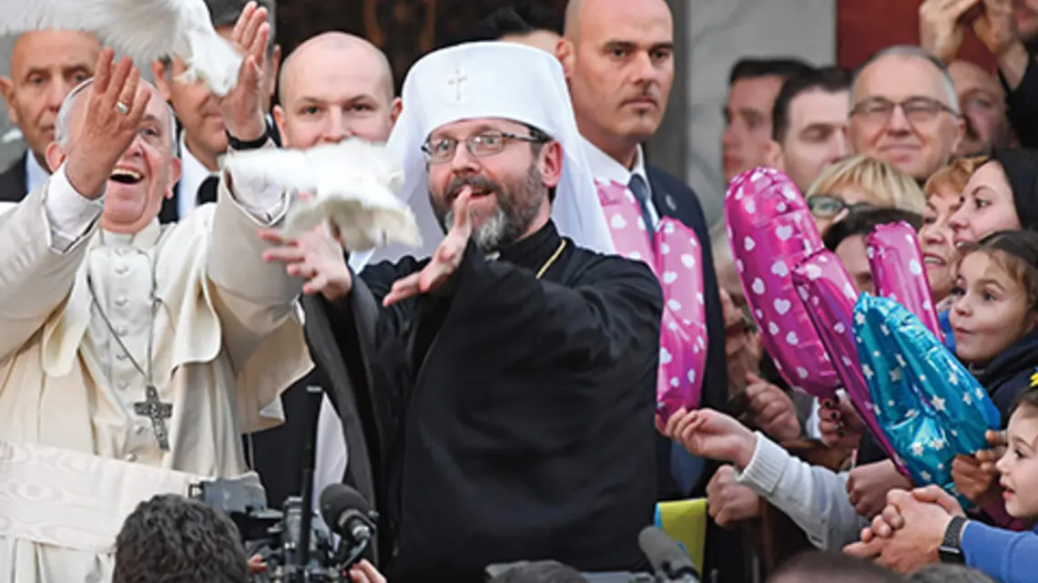Papież Franciszek i arcybiskup greckokatolicki Światosław Szewczuk uwalniają gołębie podczas wizyty w rzymskiej bazylice Santa Sofia i ukraińskiej wspólnocie greckokatolickiej | fot. East News