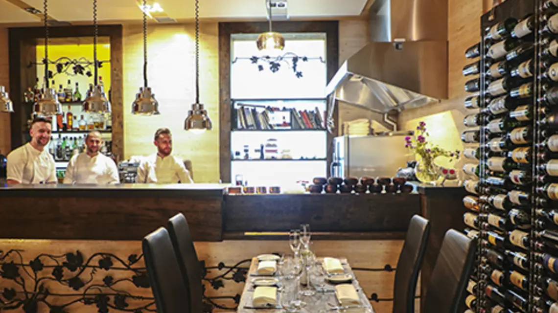 Restauracja „Bottiglieria 1881” z Krakowa otrzymała gwiazdkę w prestiżowym przewodniku Michelin. Pierwszy z lewej Przemyslaw Klima, szef kuchni | fot. Beata Zawrzel/REPORTER