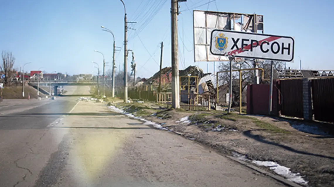 Znak miasta w pobliżu mostu w Chersoniu | fot. Lafargue/Abacapress.com/East News