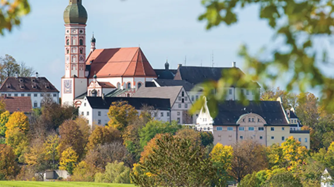 Klasztor Andechs w Bawarii, Niemcy. Zdjęcie obok: Po śmierci będziesz jednym z nich – głosi napis pod zegarem słonecznym na wieży kościoła klasztornego | fot. Adobe Stock, Tomasz von Piechowski 