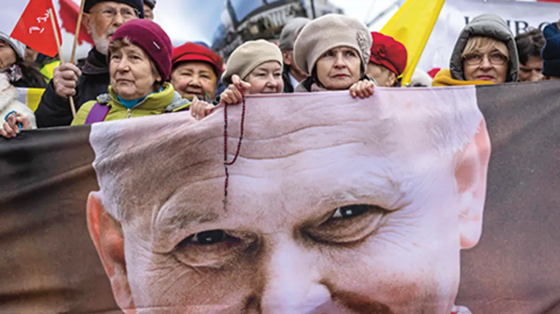 Transparent przedstawiający Jana Pawła II w 18. rocznicę jego śmierci. Warszawa, 2 kwietnia 2023 r. | fot. Wojtek Radwański/East News
