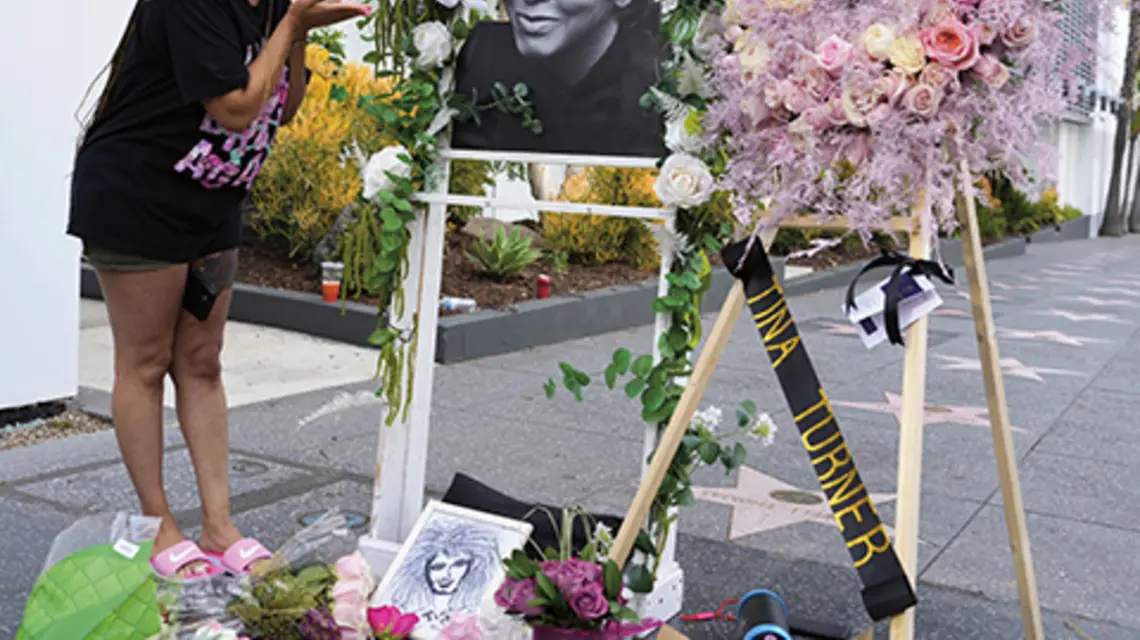 Jessica Rawls całuje portret Tiny Turner przed jej gwiazdą na Hollywood Walk of Fame w Los Angeles, 24 maja 2023 r. | fot. Chris Pizzello/East News