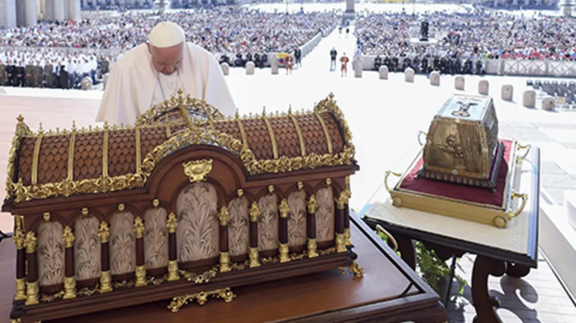 Z Lisieux przywieziono na audiencję relikwie św. Teresy od Dzieciątka Jezus. Watykan, 7 czerwca | fot. Vatican Mediai/SIPA/East News
