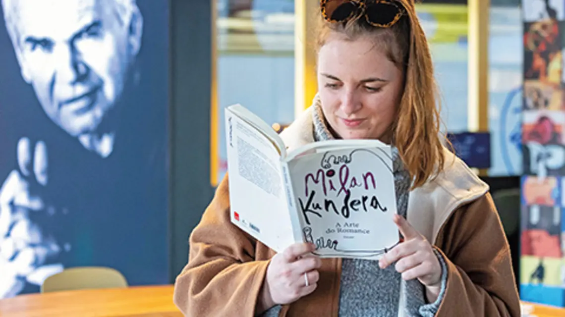 Około 3000 autorskich egzemplarzy książek Milana Kundery jest dostępnych w bibliotece w jego rodzinym Brnie. Bibliotekę otwarta 1 kwietnia, w 94. urodziny Kundery | fot. Radek Mica/AFP/East News