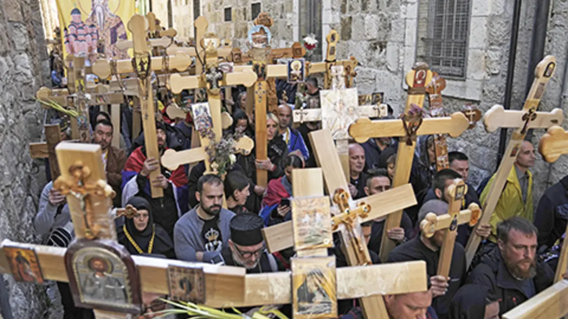 Prawosławni chrześcijanie podczas wielkopiątkowej procesji ulicami Jerozolimy, 2023 r. fot. Mahmoud Illean/AP/East News
