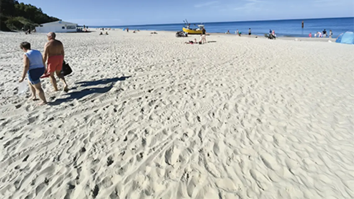 Plaża w Krynicy Morskiej, 21 września 2023 r. Do 19 września anomalia temperatury powietrza w Polsce wynosiła +3,6°C | fot. Andrzej Zbraniecki/East News