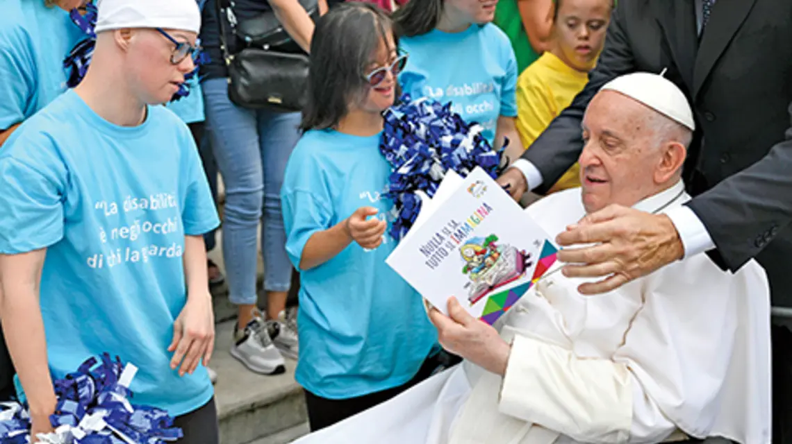 Papież Franciszek pozdrawia wiernych podczas audiencji generalnej na placu św. Piotra, 20 września 2023 r. | fot. Vatican Media/Getty Images