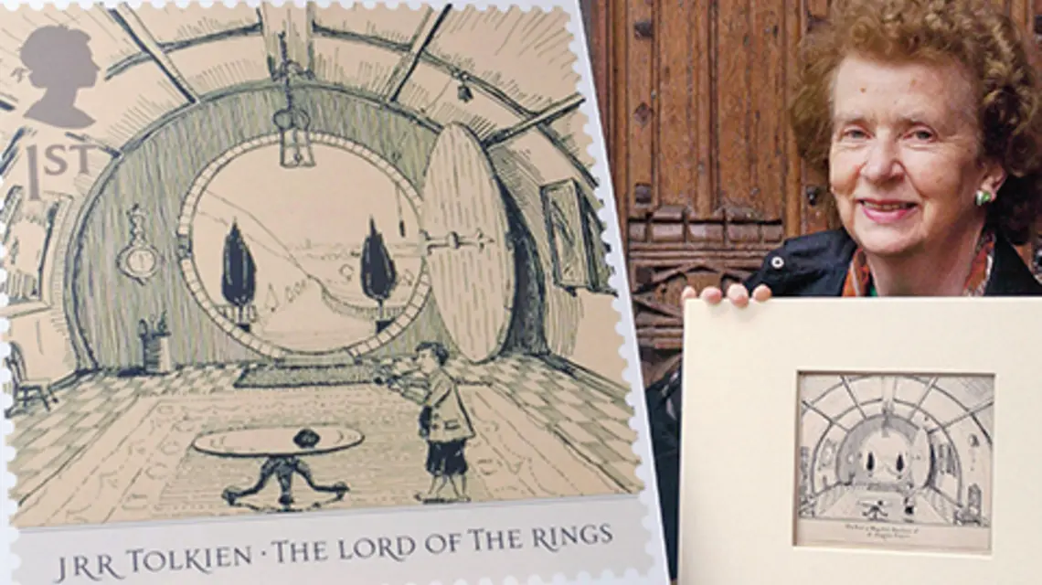 Priscilla Tolkien, córka pisarza J.R.R. Tolkiena, z oryginalnym rysunkiem wykonanym przez ojca oraz znaczkiem, który został wydany przez Royal Mail 26.02.2004 r. | fot. F. Hanson/Getty Images