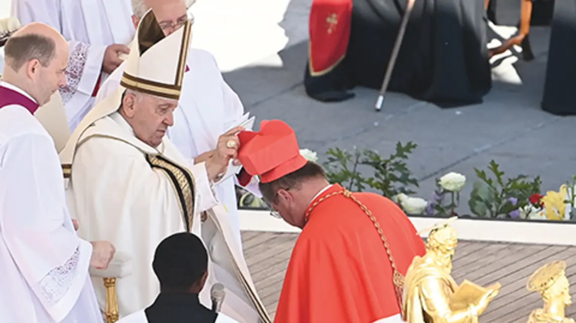 Kard. Grzegorz Ryś odbiera kapelusz kardynalski podczas konsystorza 30 września. Razem z nim papież Franciszek mianował 21 kardynałów | fot. Isabella Bonotto/Anadolu Agency/AbacaPress/East News