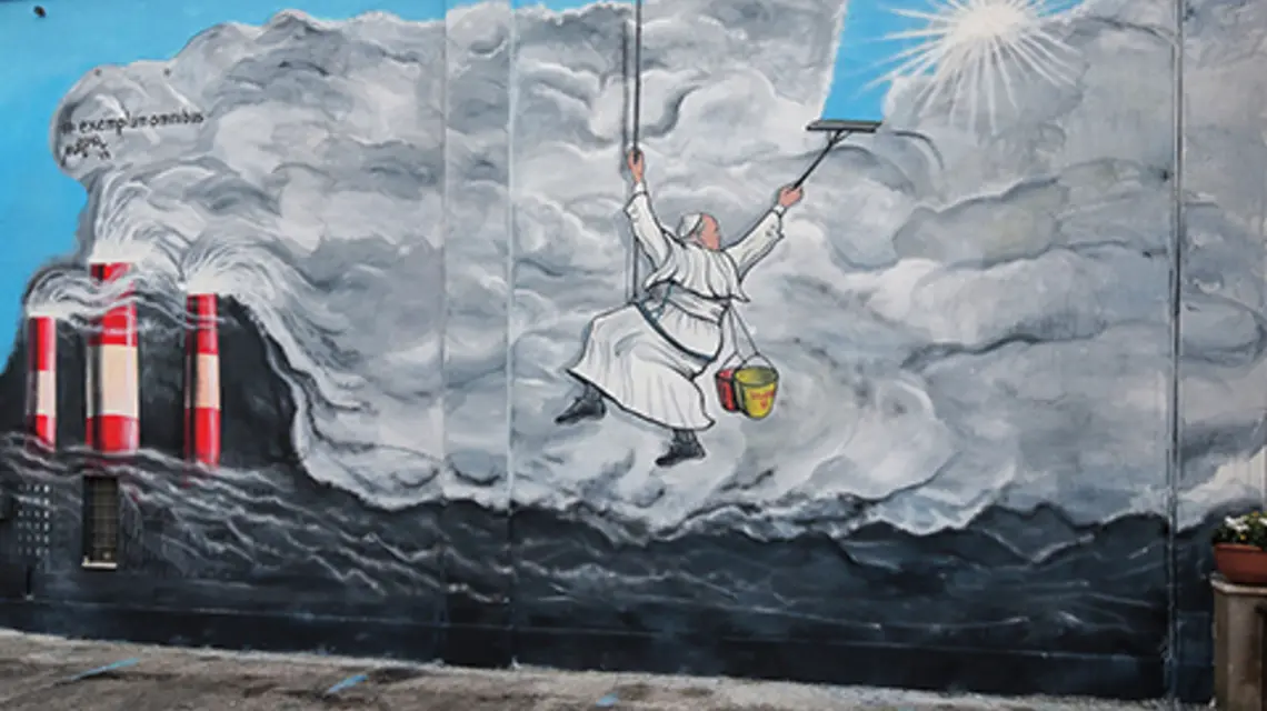 Graffiti na ścianie budynku kurii przedstawia papieża Franciszka oczyszczającego niebo z zanieczyszczeń. Graffiti Exemplum Omnibus, artysta MauPala. Albano, Włochy | fot. G. Gałązka/East News
