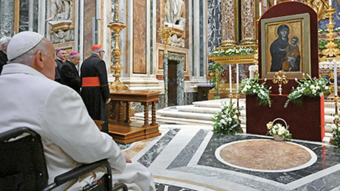 W czasie uroczystości Niepokalanego Poczęcia papież ofiarował trzy Złote Róże starożytnej rzymskiej ikonie Maria Salus Populi Romani w bazylice Matki Bożej Większej, 8 grudnia 2023 r. fot. EAST NEWS