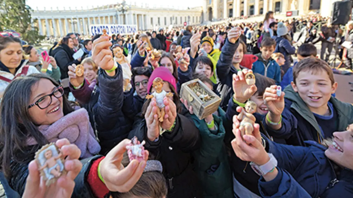 Dzieci trzymają figurki Dzieciątka Jezus podczas tradycyjnego błogosławieśtwa figurek w ramach papieskiej modlitwy Anioł Pański. Watykan, 17 grudnia 2023 r.