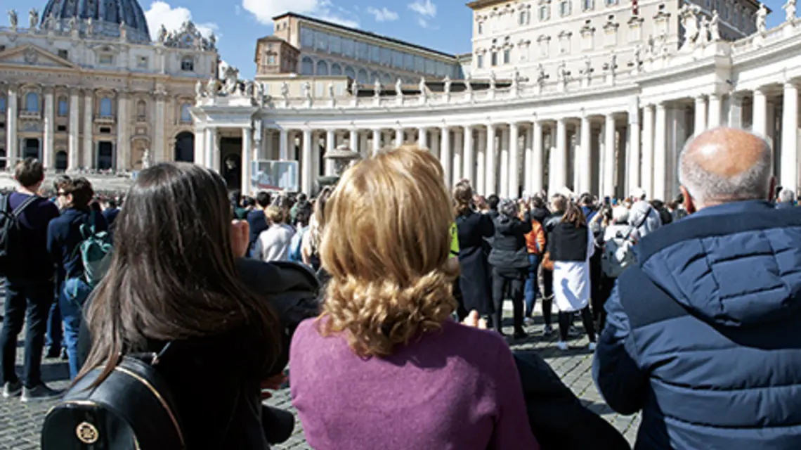 Papież Franciszek udziela błogosławieństwa wiernym podczas modlitwy Anioł Pański na placu św. Piotra w Watykanie, 25 lutego 2024 r. | fot. East News
