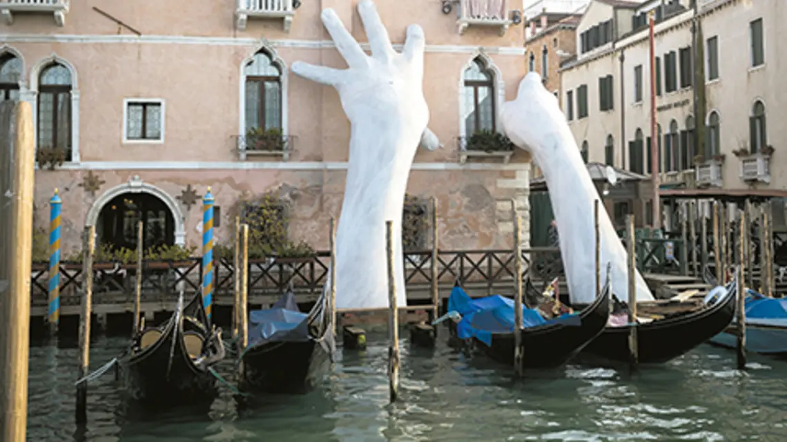 Lorenzo Quinn stworzył dzieło Support (pol. Wsparcie). Rzeźba to dwie gigantyczne dłonie wystające z wód Grand Canal, Biennale w Wenecji, 17 lutego 2018 r. | fot. Nicolas Messyasz/SIPA/East News