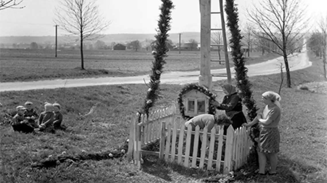 Dekorowanie kapliczki w okolicy Radomia, wiosna 1968 r. fot. Zbiory K. Chojnackiego/East News
