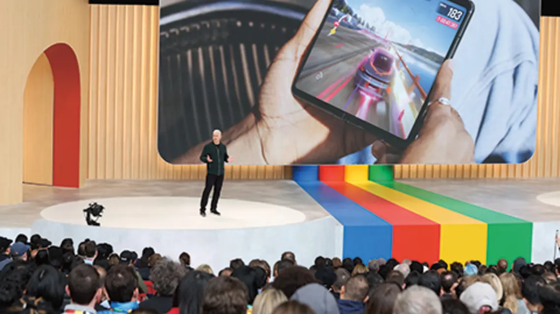 Wiceprezes Google ds. urządzeń i usług Rick Osterloh prezentuje nowy składany telefon Google Pixel podczas konferencji programistów Google I/O w Shoreline Amphitheatre | fot. Getty Images