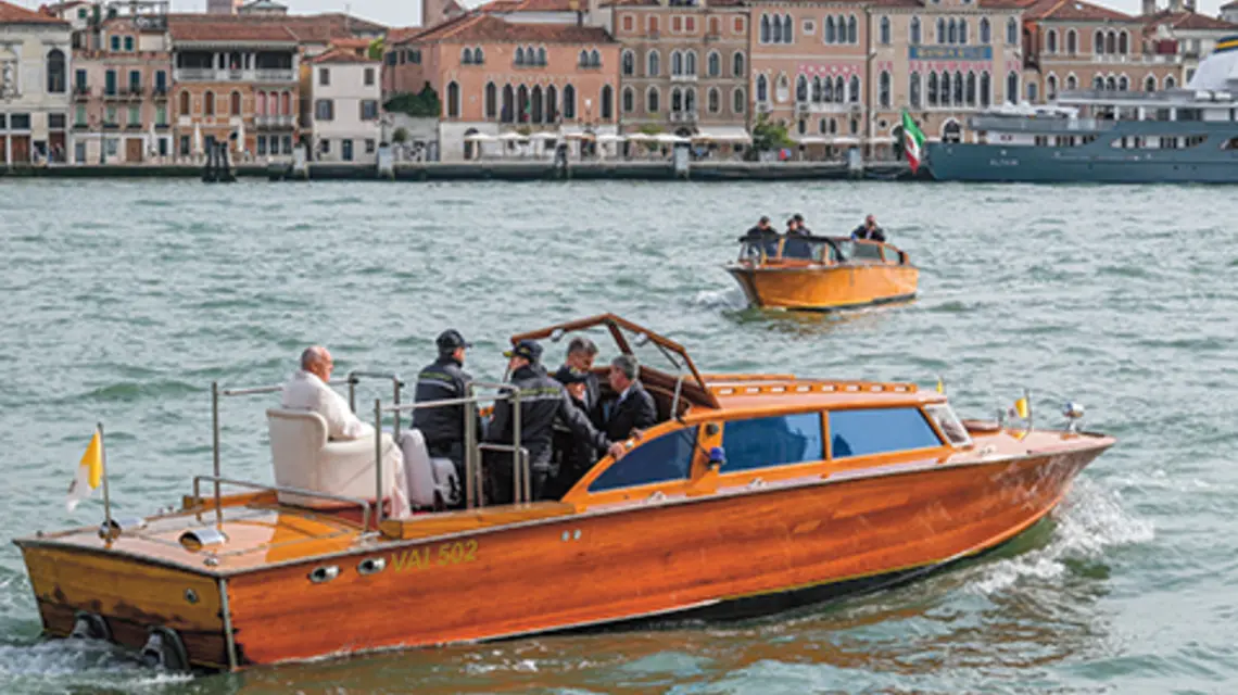Papież Franciszek opuszcza więzienie dla kobiet na wyspie Giudecca i udaje się do bazyliki Santa Maria della Salute w Wenecji fot. MvS/SplashNews.com/eats news