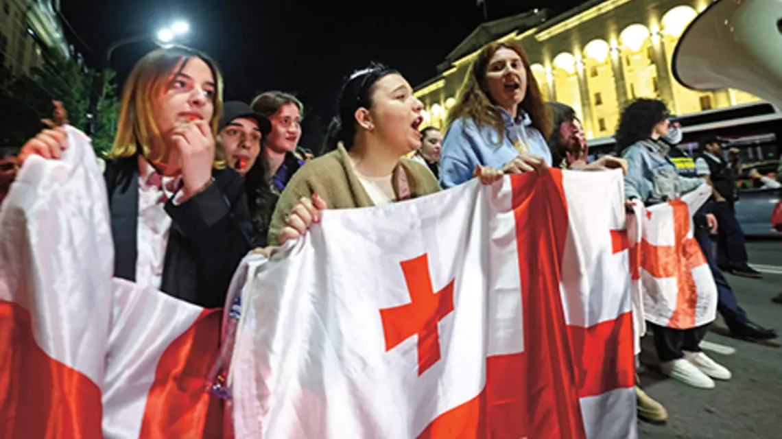 Protestujący maszerują centralną aleją Rustawelego w Tbilisi podczas wiecu przeciwko kontrowersyjnej ustawie o „obcych wpływach”, 8 maja 2024 r. fot. Giorgi ARJEVANIDZE / AFP / east news