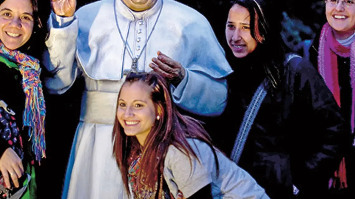 Ludzie pozują obok naturalnej wielkości figury papieża Franciszka w Buenos Aires | fot. Alejandro Pagni/AFP/East News
