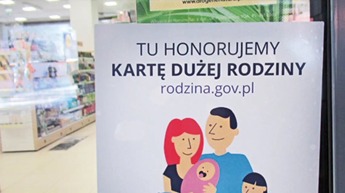 Karta Dużej Rodziny na drzwiach sklepu zachęcająca do zakupów z rabatem | fot. Zofia i Marek Bazak/East News
