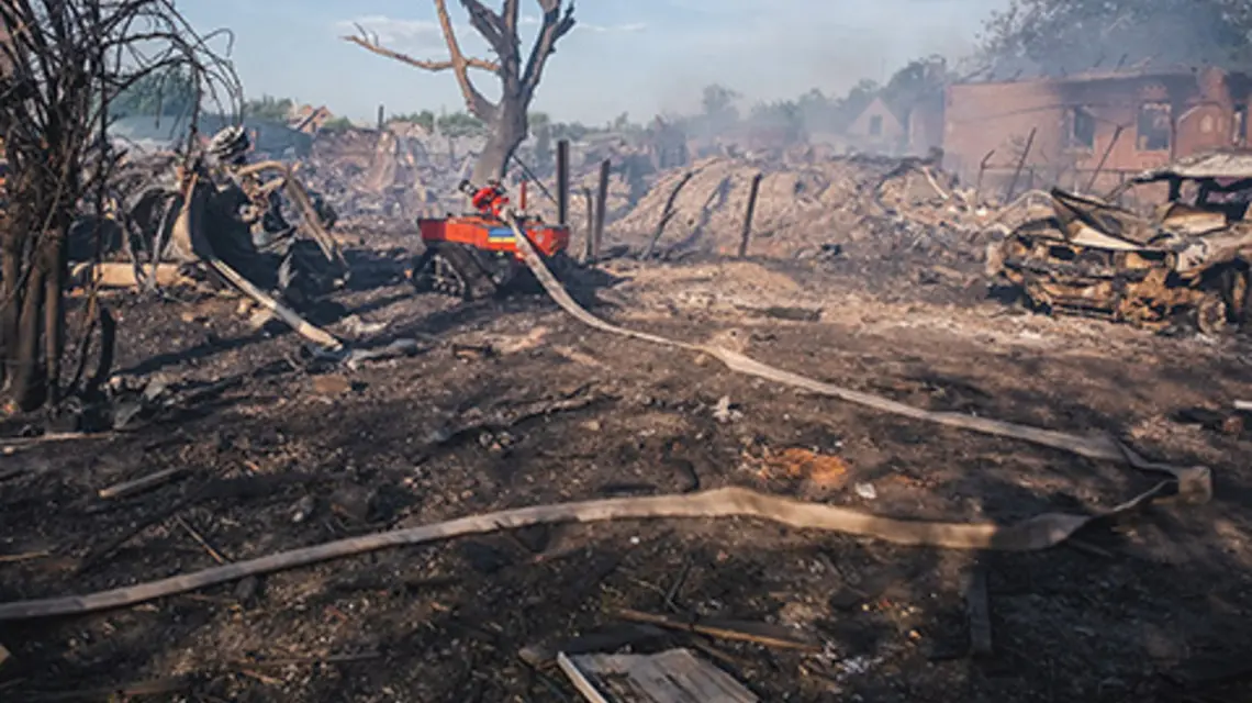 Akcja gaśnicza w miejscu rosyjskiego ataku w mieście Oleksievo-Druzhkivka. Ukraina, obwód doniecki, 28 maja 2024 r. | fot. AA/ABACA/East News